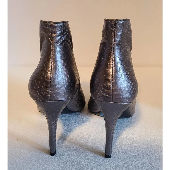 VINCE CAMUTO SIGNATURE RONAN PLUNGE BOOTIES HEELS SNAKESKIN EMB SILVER SZ 10 - Picture 7 of 11